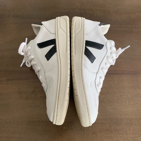 VEJA V-10 Sneaker - Picture 7 of 11